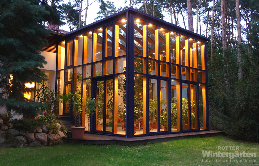 Wintergarten Holz Aluminium Luxus zweigeschossig Beleuchtung